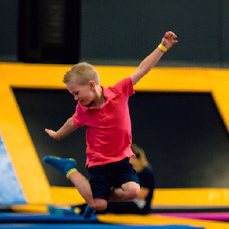 Gøy i trampolinepark