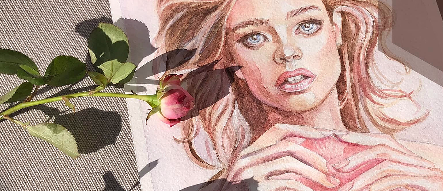 Akvarellmaleri av kvinne med hender i hjerteform over en rose, omgitt av ekte rosa roser