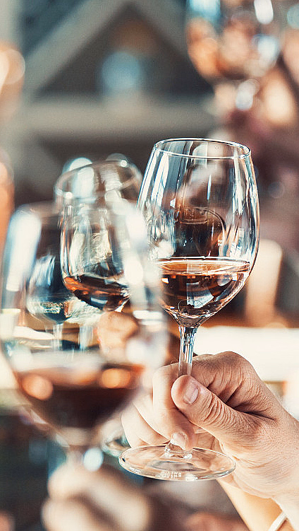 Personer som studerer og lukter på glass med rosevin under en vinsmaking