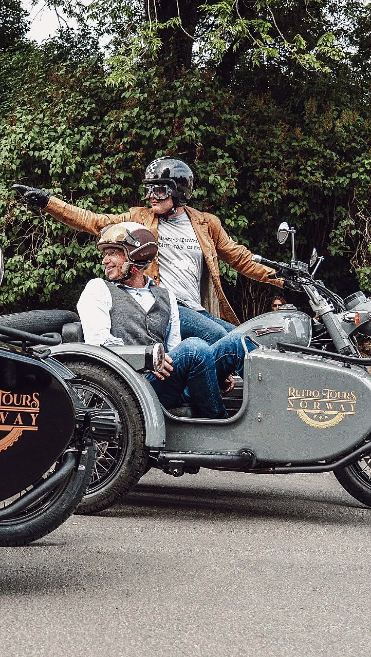 Tre personer på motorsykler med sidevogner merket Retro Tours Norway på en vei