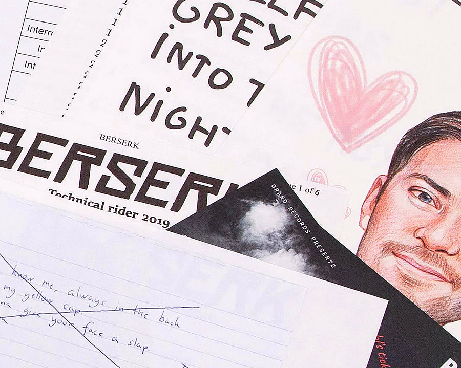 Kollasj av papirer med BERSERK Technical rider 2019, GREY INTO NIGHT, ansiktstegning og rosa hjerte