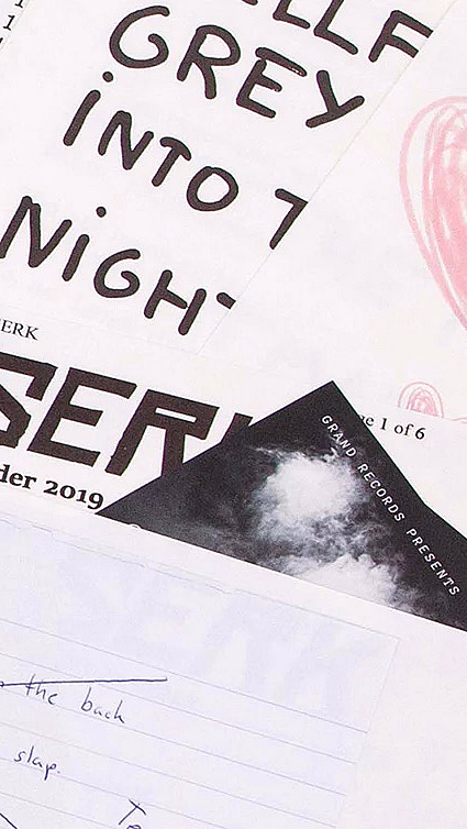 Kollasj av papirer med BERSERK Technical rider 2019, GREY INTO NIGHT, ansiktstegning og rosa hjerte