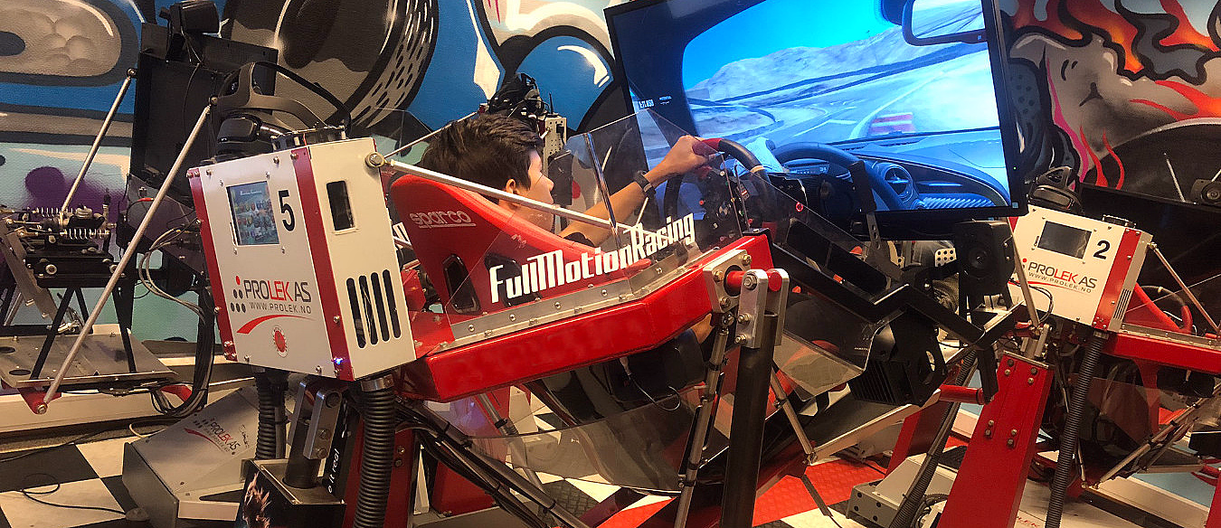 Person i rød FullMotionRacing-simulator foran skjerm med bilspill