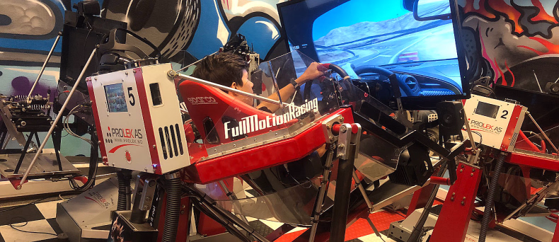 Person i rød FullMotionRacing-simulator foran skjerm med bilspill