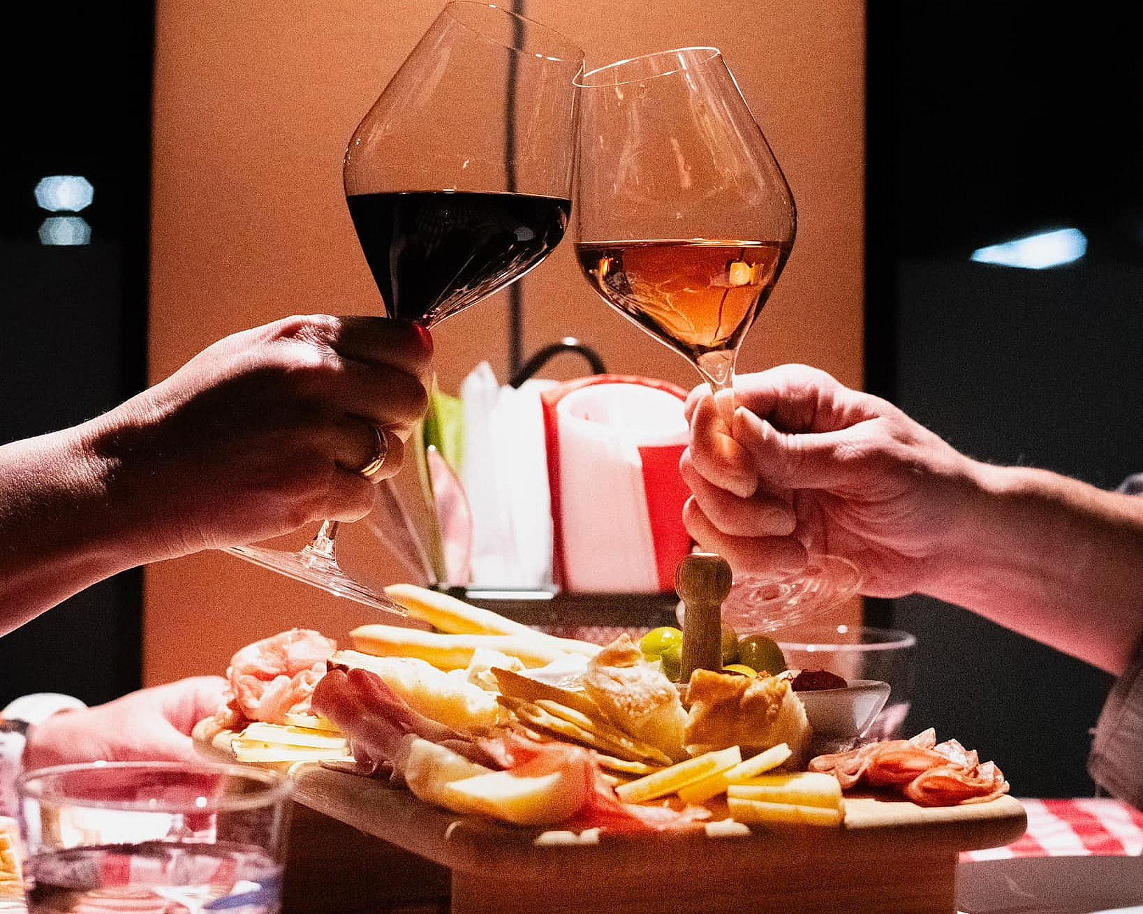 Vinsmaking med ost og spekemat