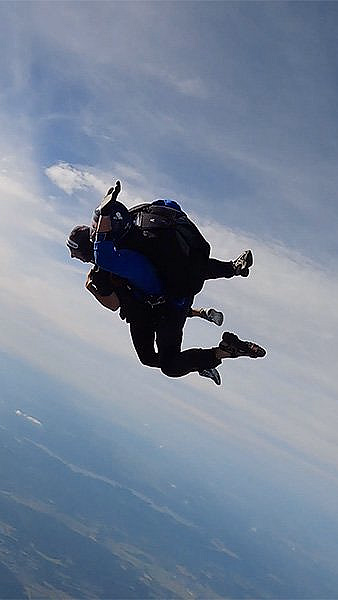 To personer i fritt fall under et tandemhopp i fallskjerm