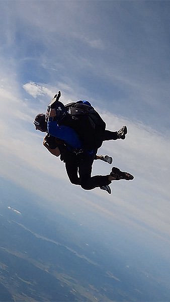 To personer i fritt fall under et tandemhopp i fallskjerm