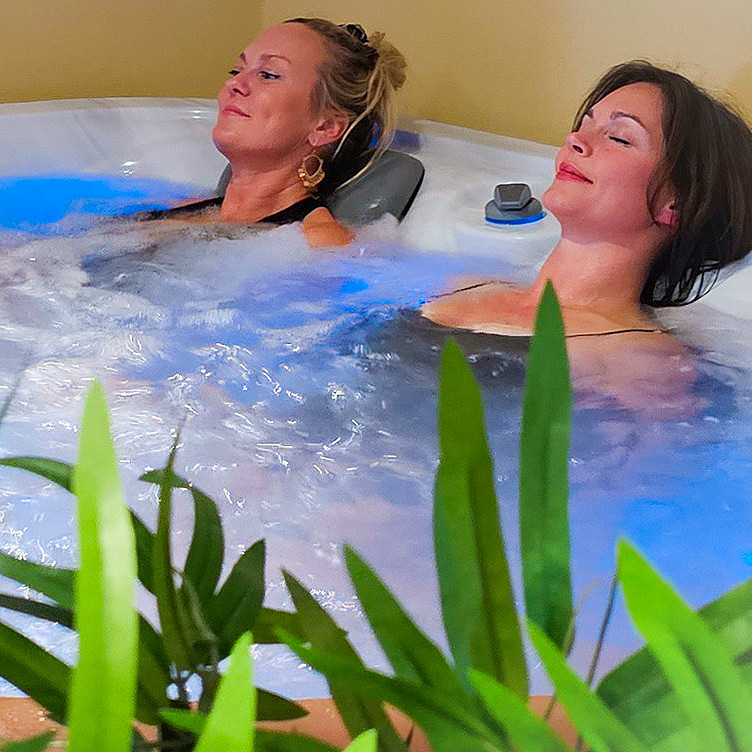 Floating, jacuzzi, sauna & isbad for to