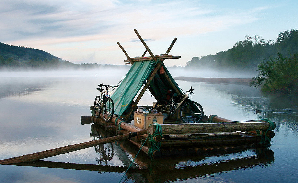 Tømmerflåte med overnatting