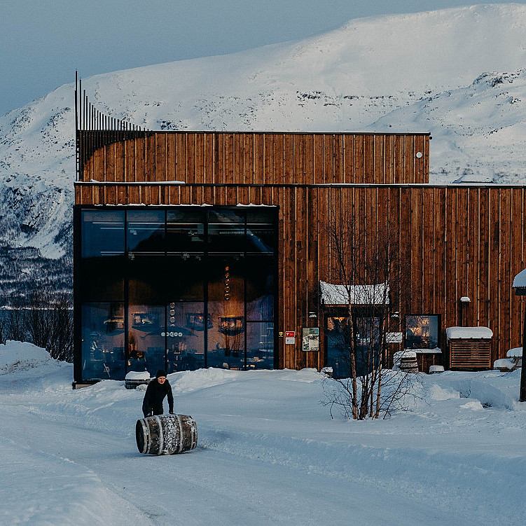 Arctic fjordcabins & destilleriomvisning