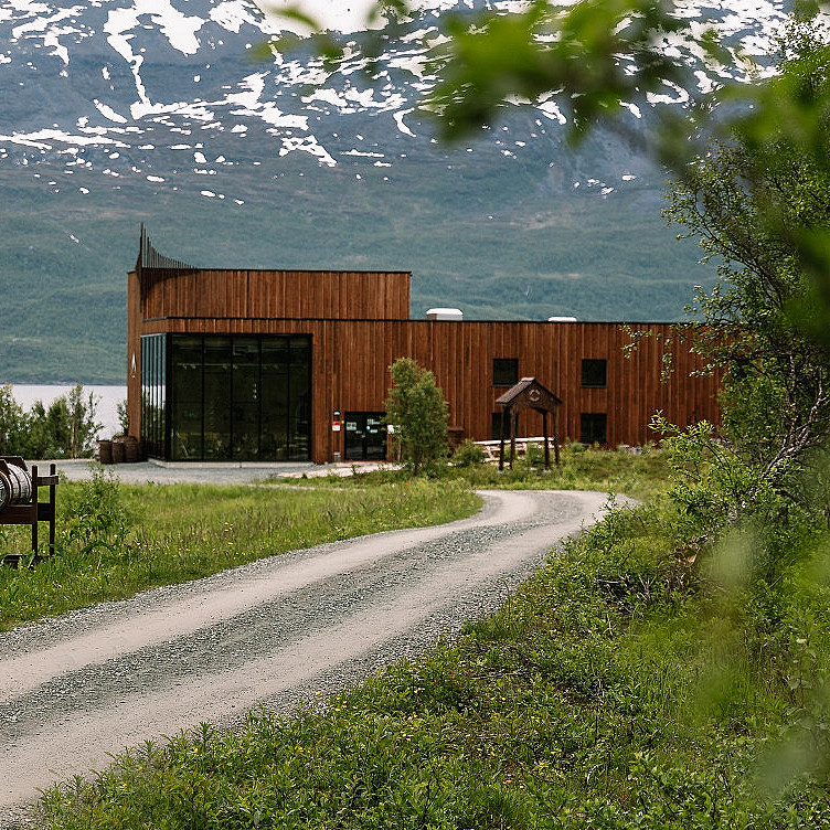 Arctic fjordcabins & destilleriomvisning