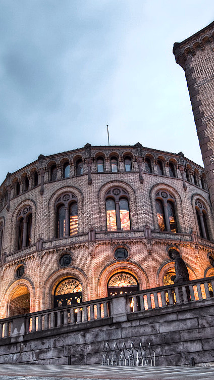 Stortingsbygningen i Oslo sett fra utsiden i skumringen