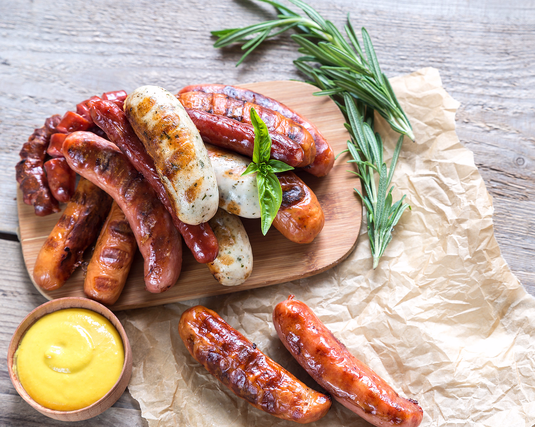 Grillede pølser på et trefjøl med sennep og rosmarin