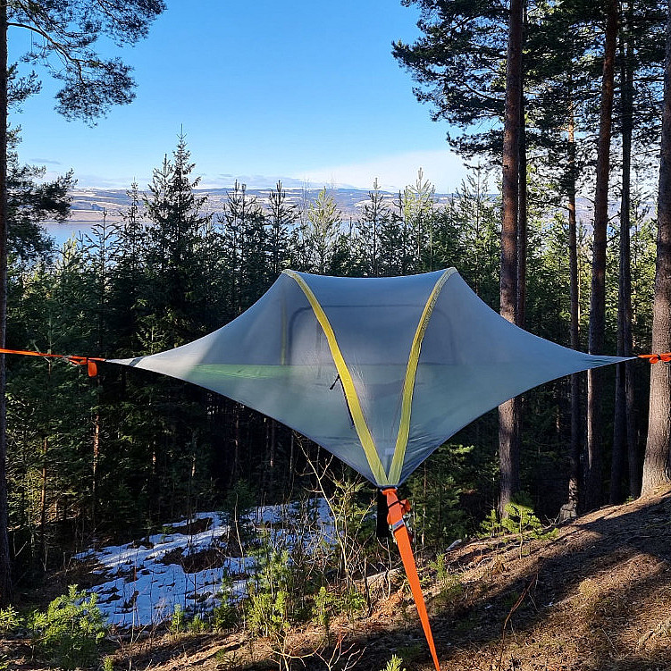 Svevetelt og klatrepark