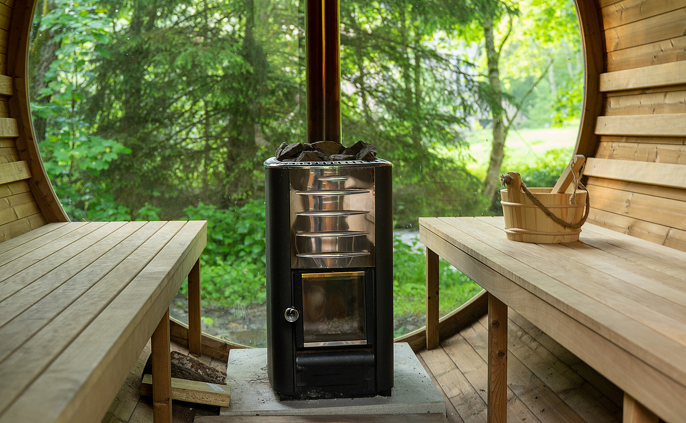 Vedfyrt badstutønne