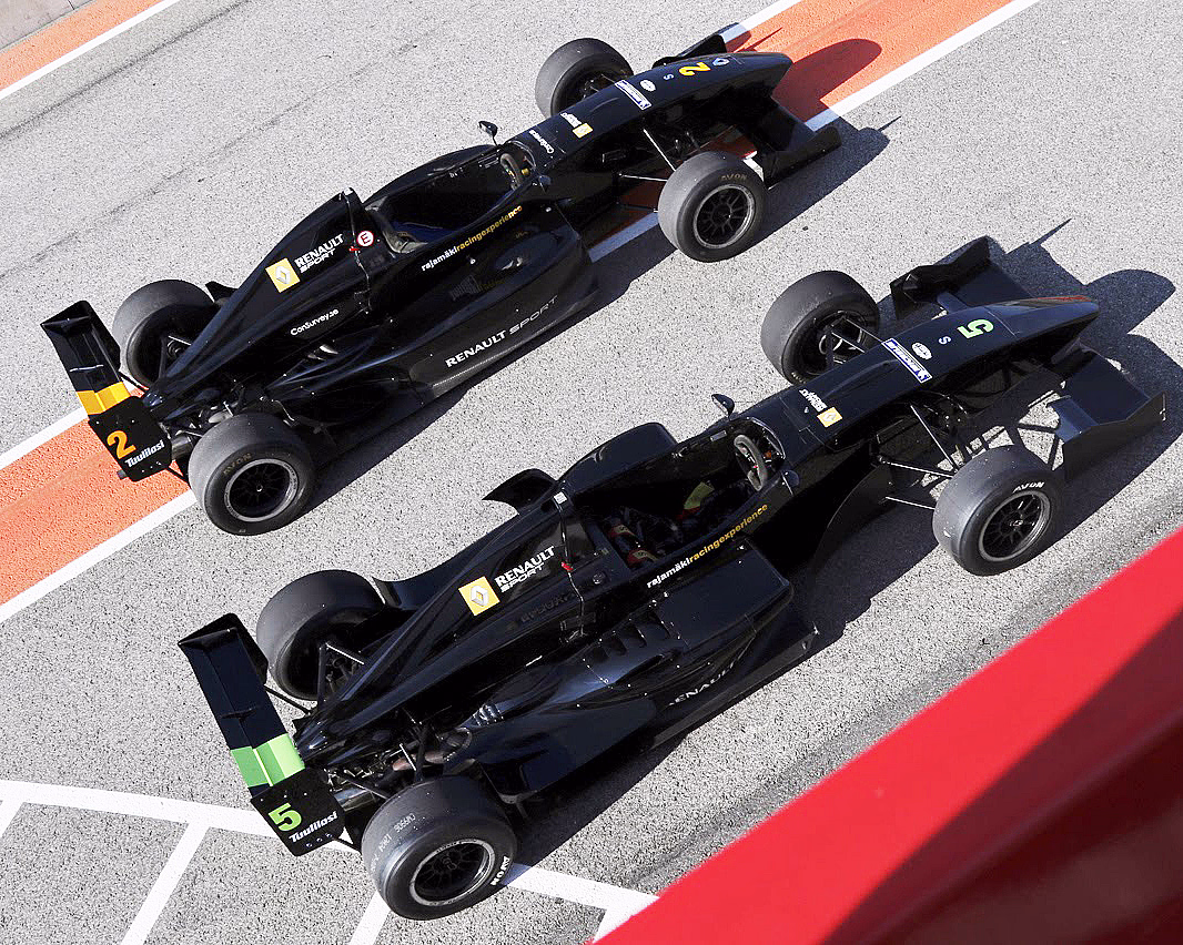 To svarte formelbiler med nummer 2 og 5 og Renault Sport på en bane sett ovenfra