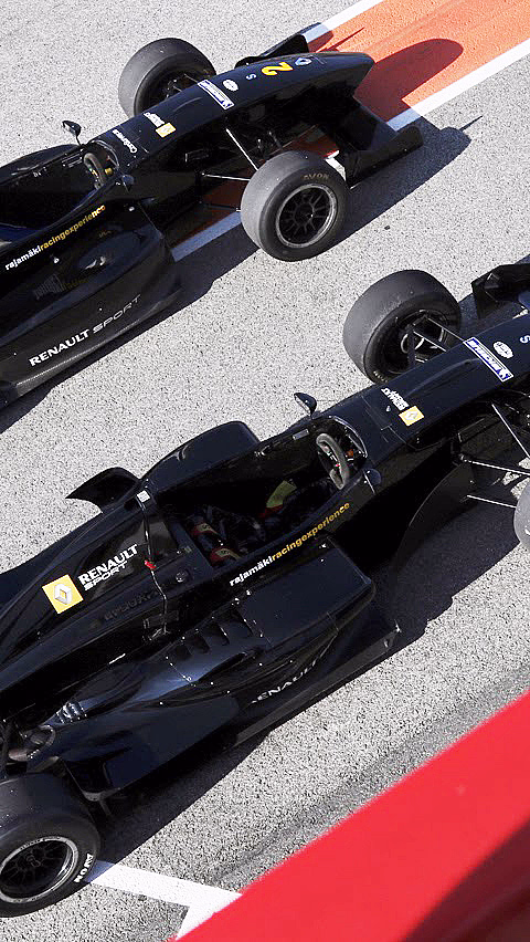 To svarte formelbiler med nummer 2 og 5 og Renault Sport på en bane sett ovenfra