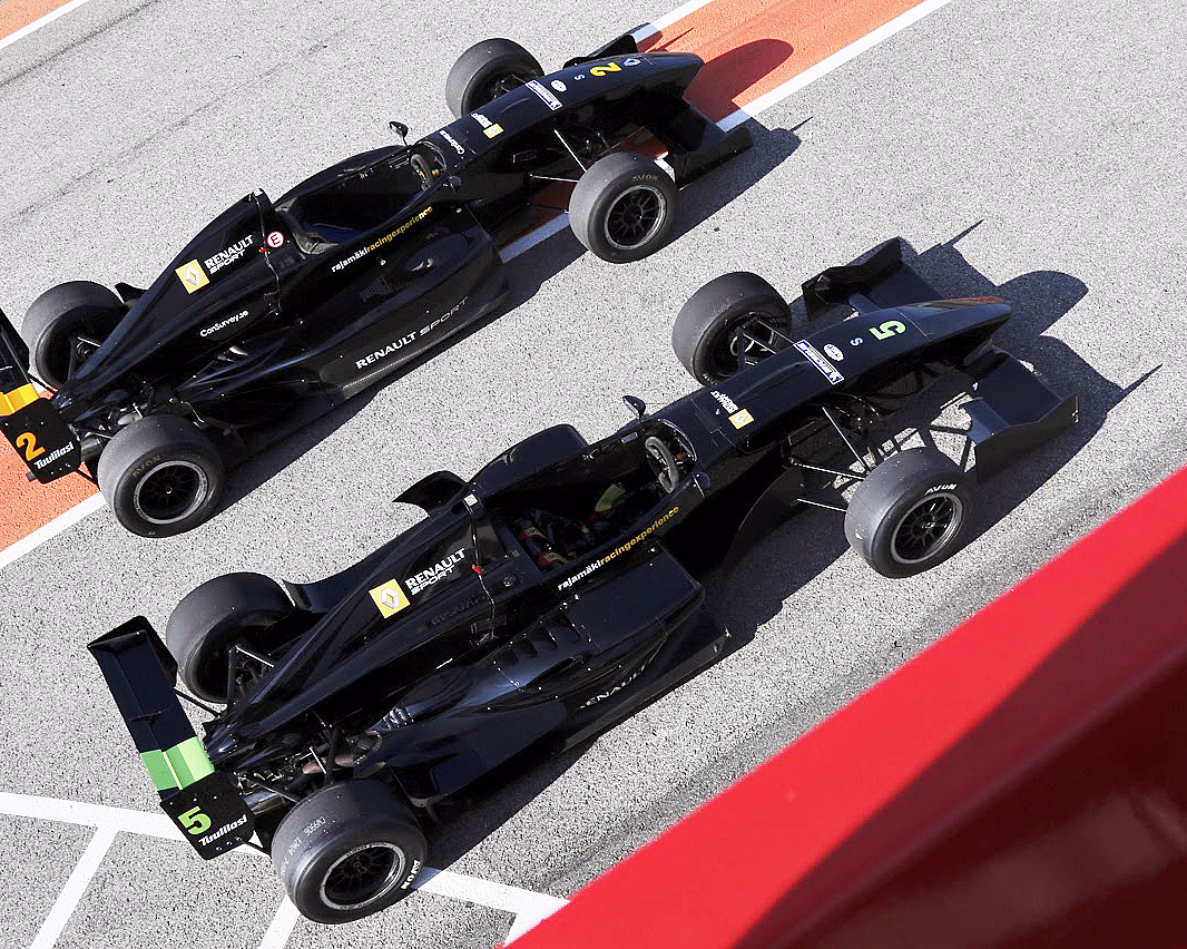 To svarte racerbiler med Renault Sport-logo og nummer 2 og 5 på en racerbane