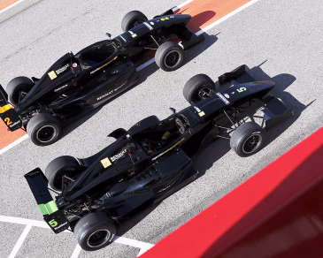To svarte racerbiler med Renault Sport-logo og nummer 2 og 5 på en racerbane