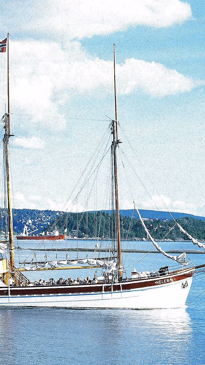 Seilskuten Helena med det norske flagget på fjorden