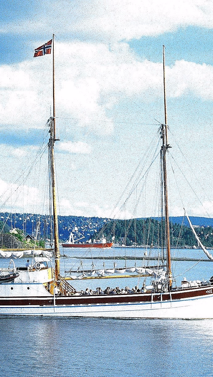 Seilskuten Helena med passasjerer på vannet i en fjord