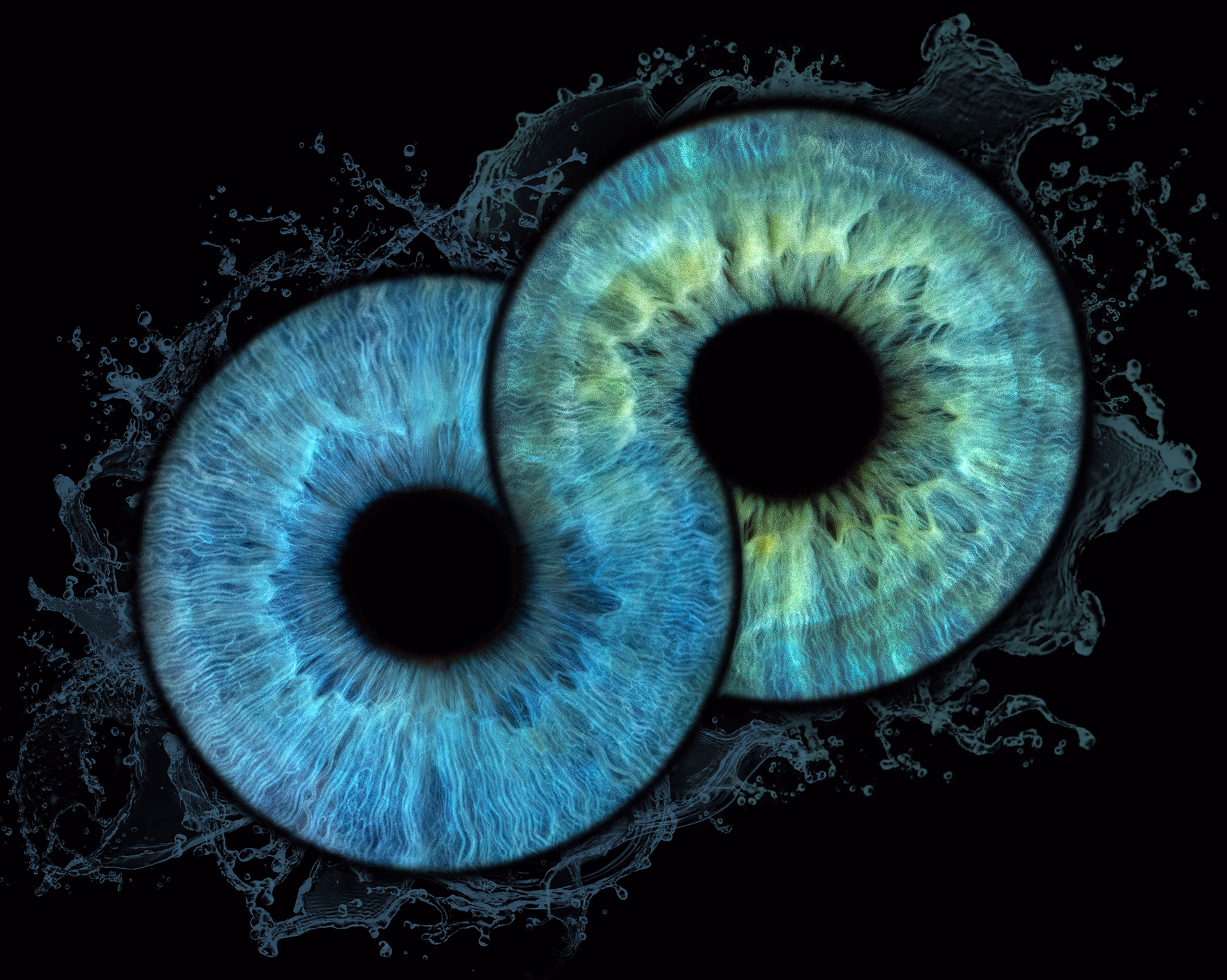 To detaljerte, overlappende iriser i blått og grønt som danner en yin-yang-form på svart bakgrunn, omgitt av dynamisk vannsprut.