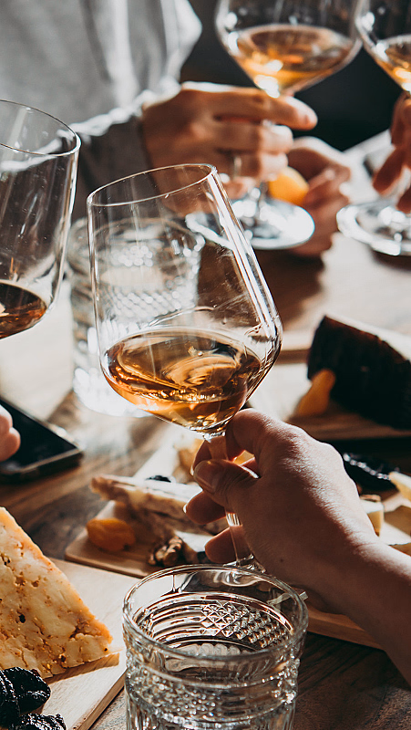 Marmoroverflate med en champagneflaske, en innpakket gave med teksten "Til deg!", et tastatur med et gavekort, en dagbok og eukalyptusblader.