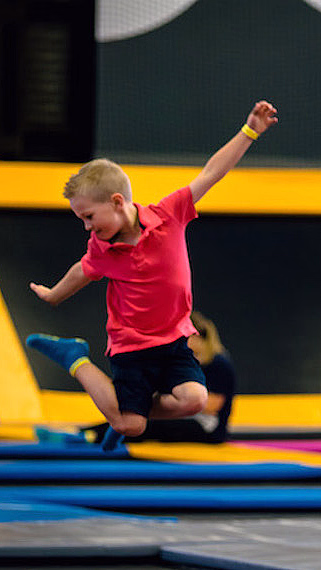 Gøy i trampolinepark - image 1