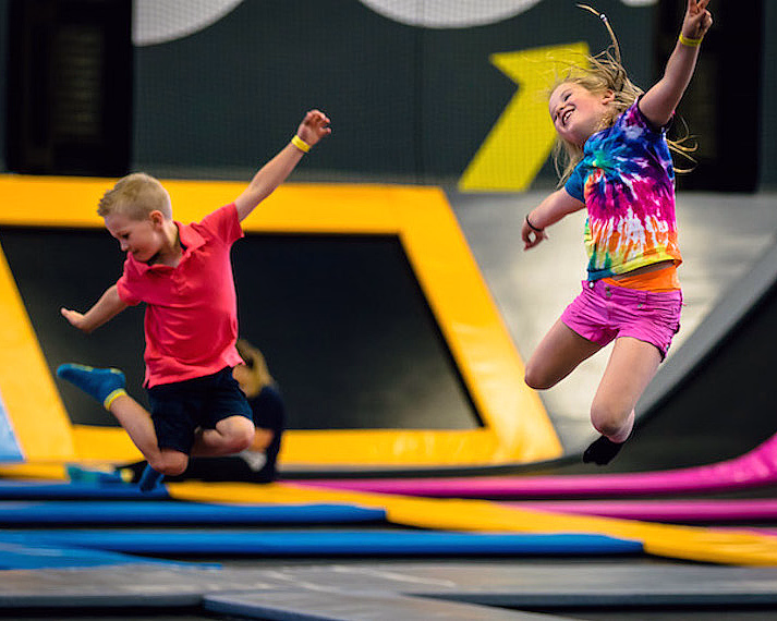 Gøy i trampolinepark - image 1