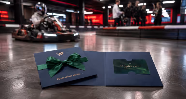 Gavekort på en gokartbane med en person i en gokart i bakgrunnen