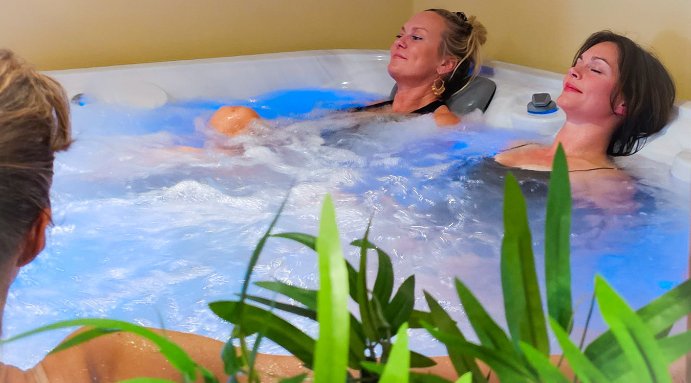Floating, jacuzzi, sauna & isbad for to